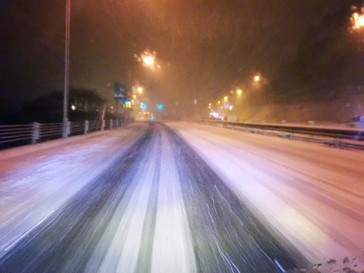 路面が凍結している道路を運転する場合の注意点とコツとは